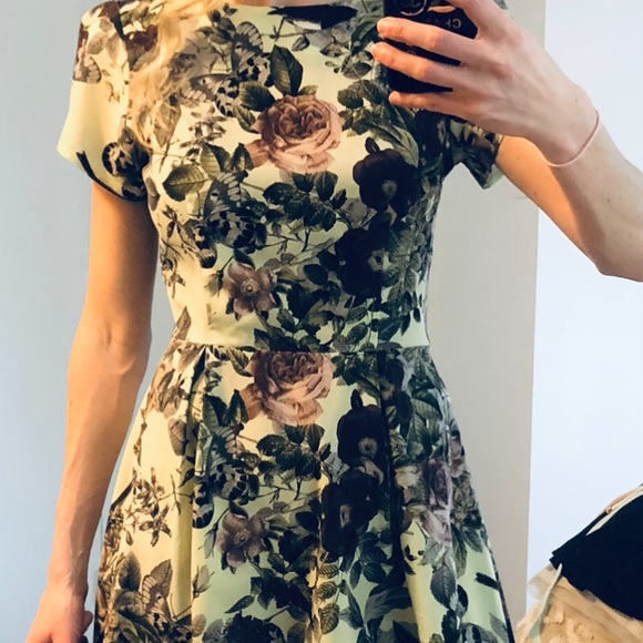 Gorgeous tea length floral dress - Picture 1 of 7